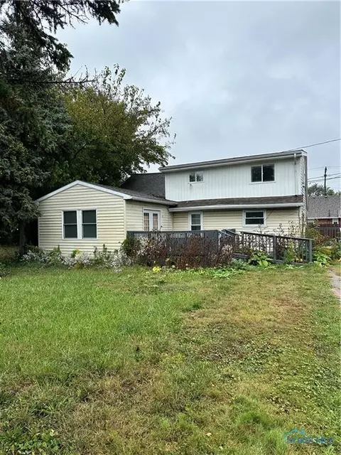 2745 Edwin St, Oregon, OH 43616