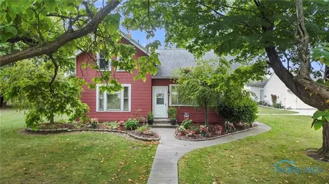229 N Stadium Rd, Oregon, OH 43616