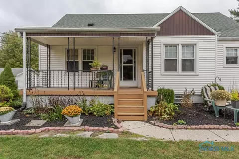 957 S Crissey Rd, Holland, OH 43528
