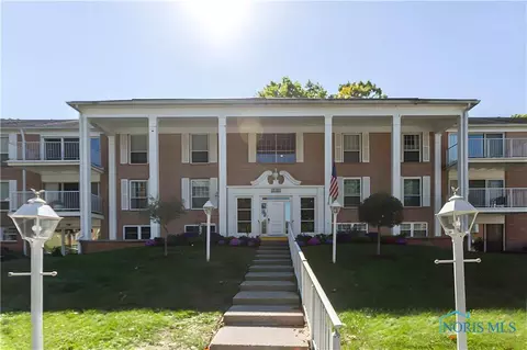 5679 Monroe St #910, Sylvania, OH 43560