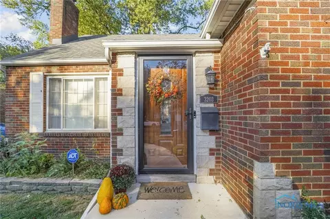 3203 Haughton Dr, Toledo, OH 43606