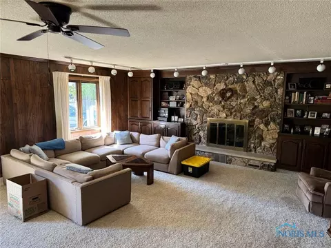 620 Center Ridge Rd, Bryan, OH 43506 photo 2