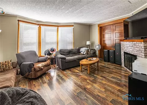 209 S Johnson St, Ada, OH 45810 photo 3