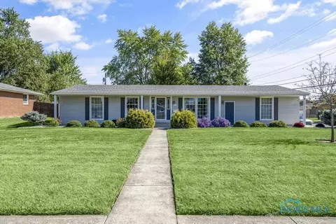 701 Winterhaven Dr, Findlay, OH 45840