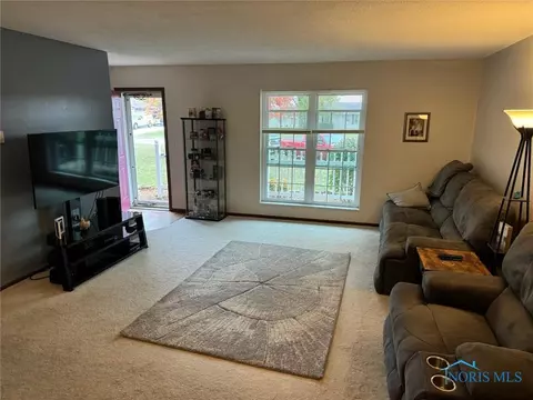 526 Olive Dr, Bryan, OH 43506 photo 2