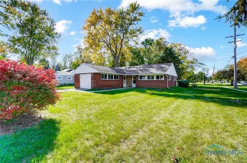 2 Greenbrier Ct, Bowling Green, OH 43402