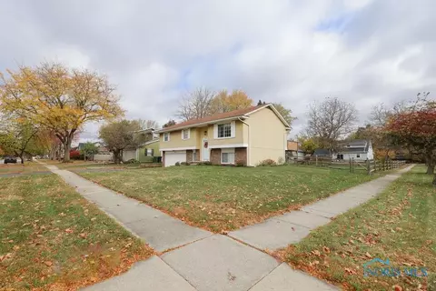 1700 Christopher Ln, Maumee, OH 43537