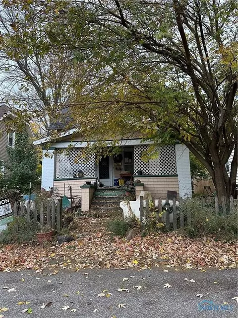 703 Stratton Ave, Defiance, OH 43512