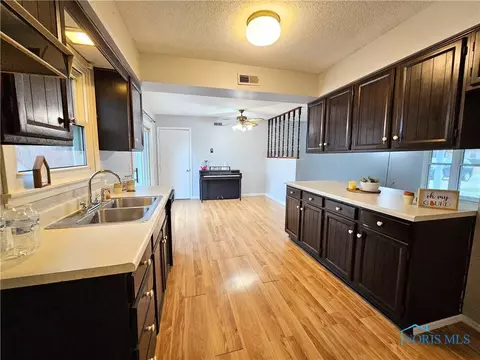 1110 Colonial Ln, Bryan, OH 43506 photo 23