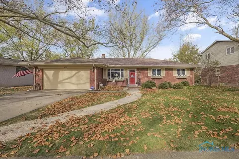 325 Sycamore Ln, Perrysburg, OH 43551