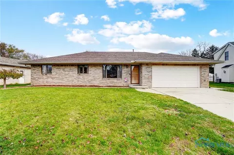 1361 Eastmeadow Dr, Oregon, OH 43616