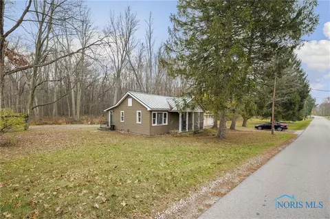 9900 Salisbury Rd, Monclova, OH 43542