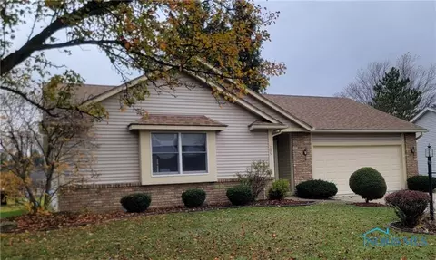 205 Briarwood Dr, Fremont, OH 43420
