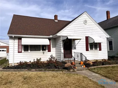 1518 Garrison St, Fremont, OH 43420