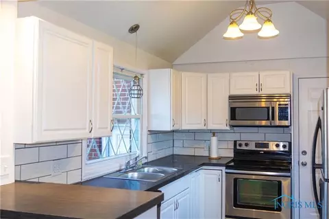 832 Corey St, Maumee, OH 43537 photo 6