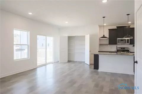 3003 Nautical Ln, Oregon, OH 43616 photo 2
