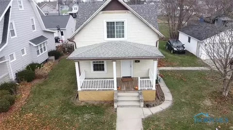 1054 Hazel St, Fremont, OH 43420