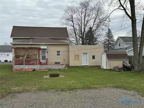 724 S Walnut St, Bryan, OH 43506 photo 2