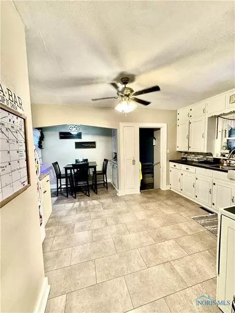 328 E Maple St, Deshler, OH 43516 photo 3