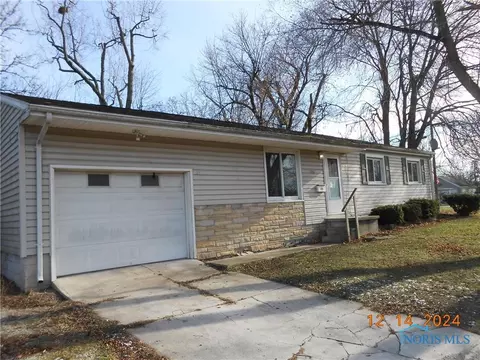 706 Berkshire Dr, Fostoria, OH 44830