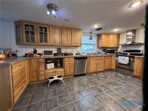 333 W Arthur Dr, Bryan, OH 43506 photo 2