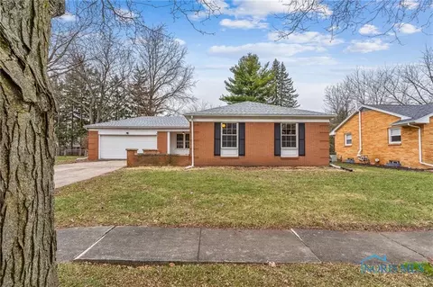 1072 Birch Dr, Perrysburg, OH 43551