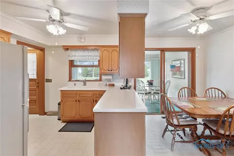 233 Enos Dr, Oregon, OH 43616 photo 8