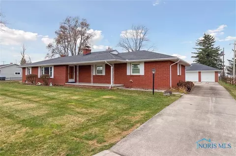 233 Enos Dr, Oregon, OH 43616 photo 3