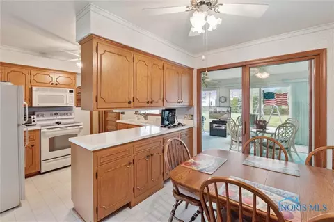 233 Enos Dr, Oregon, OH 43616 photo 9