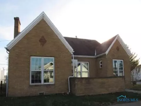 225 W 6th St, Port Clinton, OH 43452