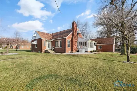 391 Perry Dr, Perrysburg, OH 43551