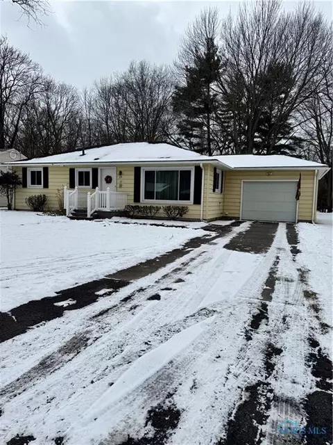 13 Baker Dr, Bowling Green, OH 43402