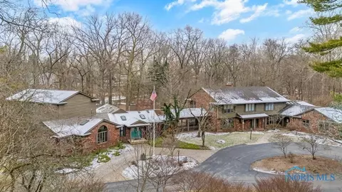 2393 Brookview Dr, Ottawa Hills, OH 43615