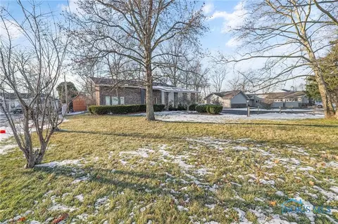 17716 W River Rd, Bowling Green, OH 43402