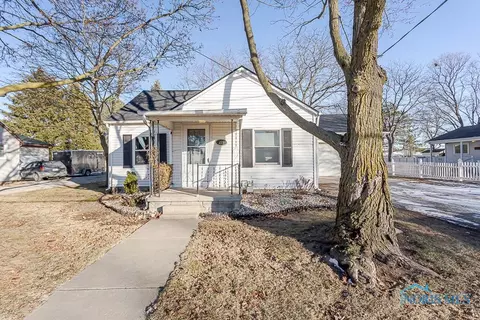 221 S Adrian St, Lyons, OH 43533
