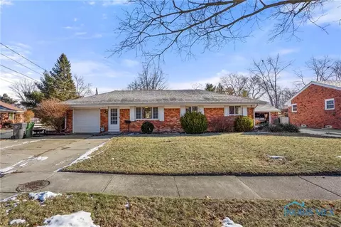 320 Lacombe Dr, Maumee, OH 43537