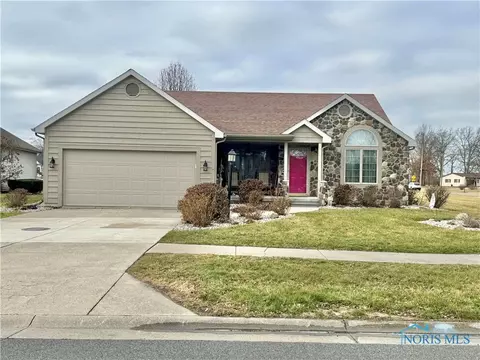 1800 Waterford Ln, Defiance, OH 43512