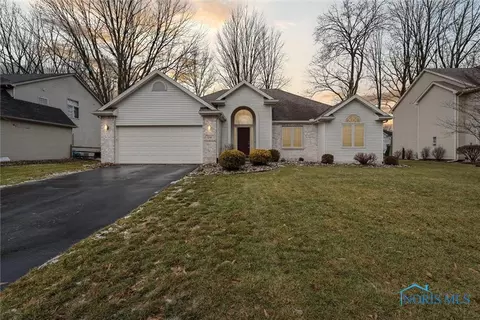 214 Deerfield Dr, Holland, OH 43528