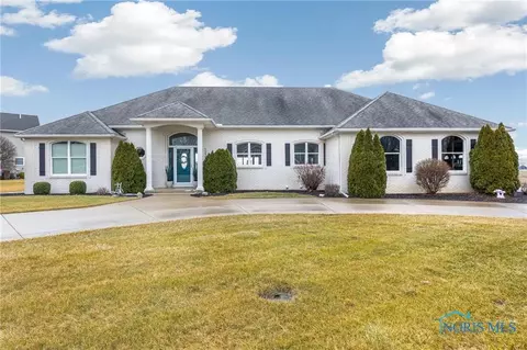 1221 Apache Dr, Wauseon, OH 43567