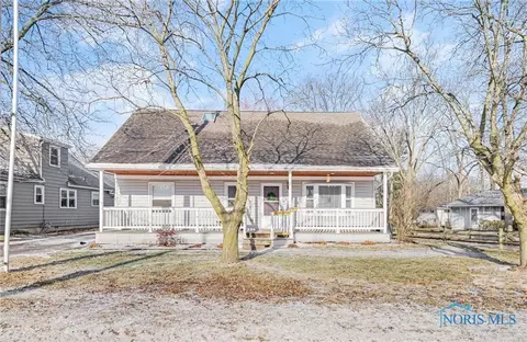 602 Sand Ridge Rd, Bowling Green, OH 43402