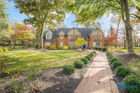 4529 Woodhill Rd, Ottawa Hills, OH 43615