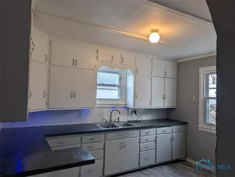 140 N Evans St, Bradner, OH 43406 photo 4
