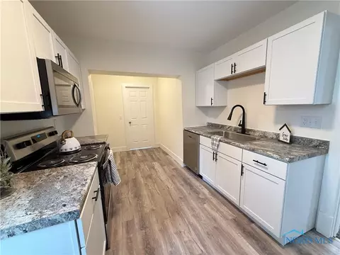111 E Main St, Oak Harbor, OH 43449 photo 4