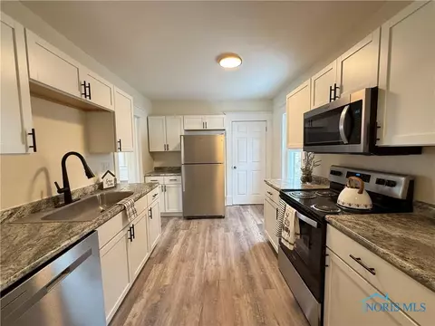 111 E Main St, Oak Harbor, OH 43449 photo 3