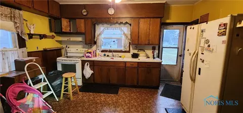 18 W Center St, Leipsic, OH 45856 photo 3