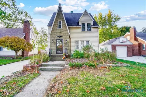 2530 Hollydale Ave, Oregon, OH 43616