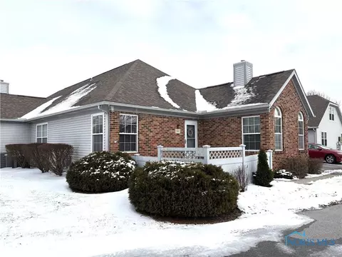 42 Foxgate Cir, Bowling Green, OH 43402