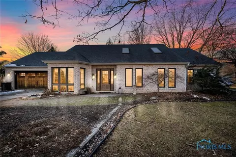 207 Lakeview Dr, Bryan, OH 43506