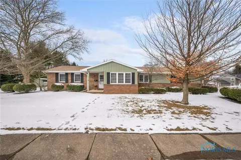 415 Wilkshire Dr, Waterville, OH 43566