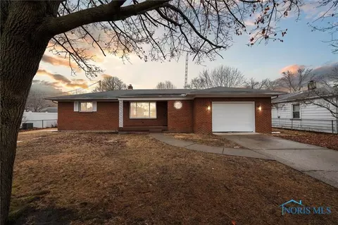 1132 Lewis St, Rossford, OH 43460